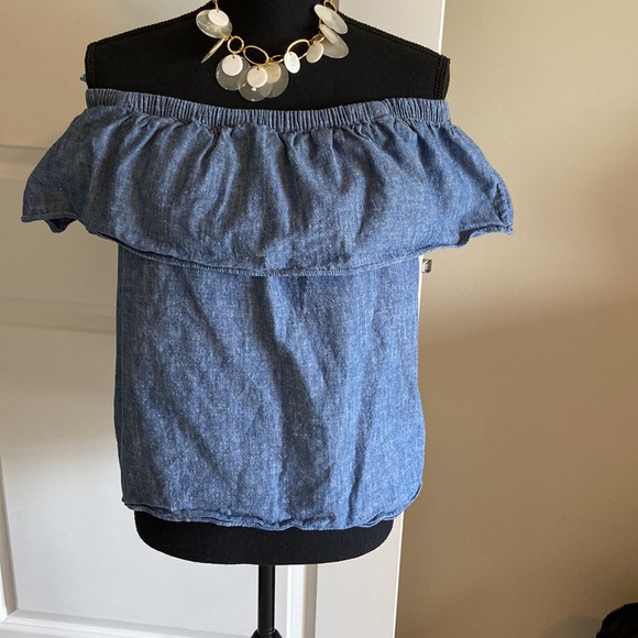 Levi’s off the shoulder denim chambray top for Women. Size Medium. EUC. - Picture 3 of 8